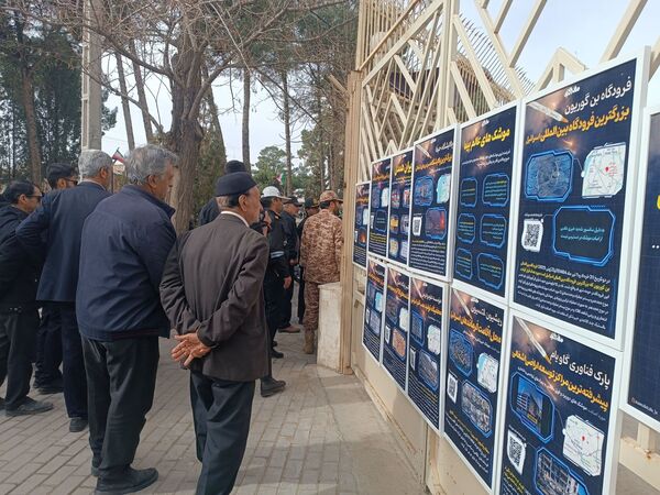 نمایش پوستر ، بنر و نقاشی ها با موضوع ۲۲ بهمن در خیابان های خلیل آباد