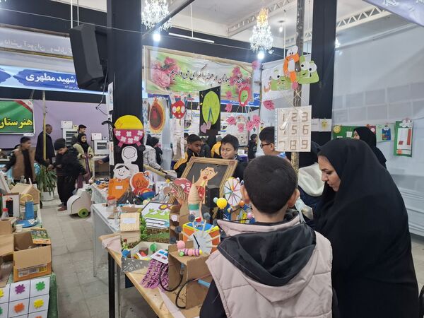 بازدید دانش آموزان مدرسه شهید عامری از نمایشگاه پژوهش و فناوری در خلیل آباد