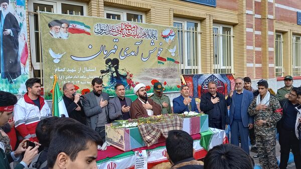 وداع دانش‌آموزان مراغه با شهید گمنام