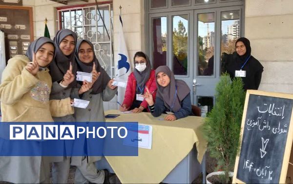 انتخابات شورای دانش آموزی دردبیرستان دوره اول ارمینه مصلی نژاد ناحیه ۶