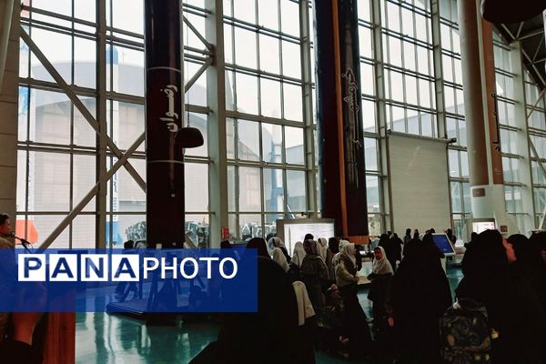 بازدید دانش‌آموزان دبیرستان شهدای اقتدار از نمایشگاه هوا فضا