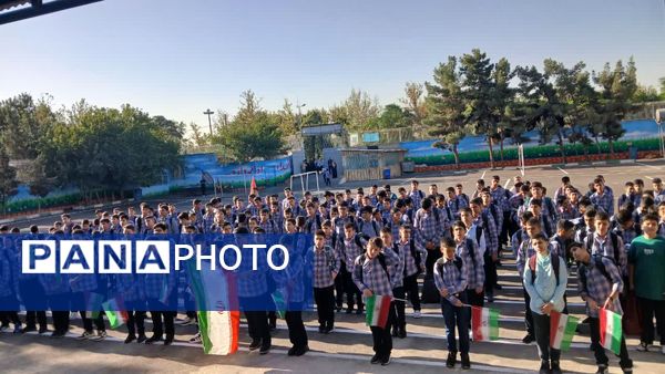 نواختن زنگ آغاز سال تحصیلی در مدرسه اندیشه شاهد منطقه ۱۶ 