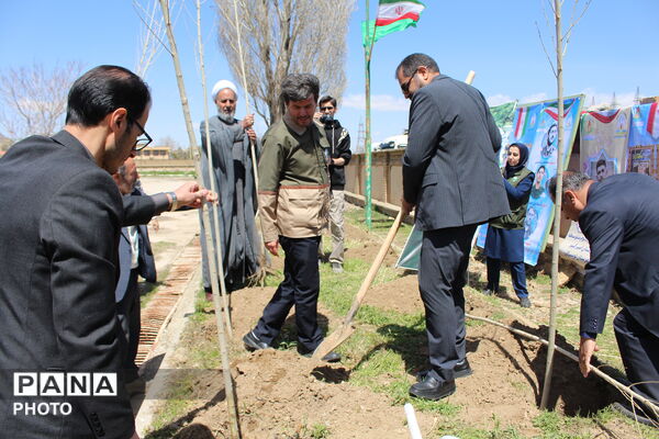 سبز کردن خاک با نام شهدا
