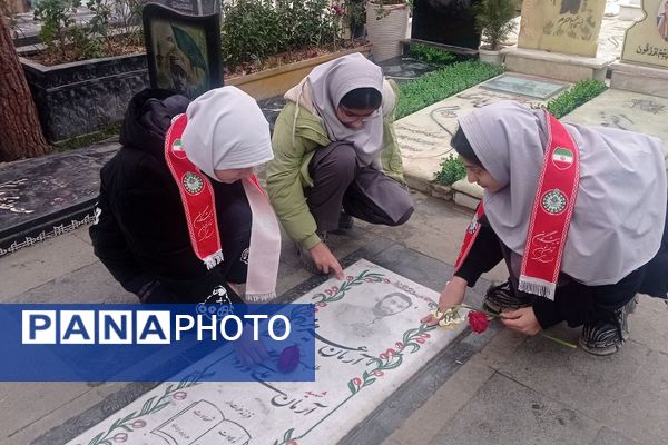 تجدید میثاق دانش‌آموزان پیشتاز ناحیه دو شهرری با امام و شهدا 