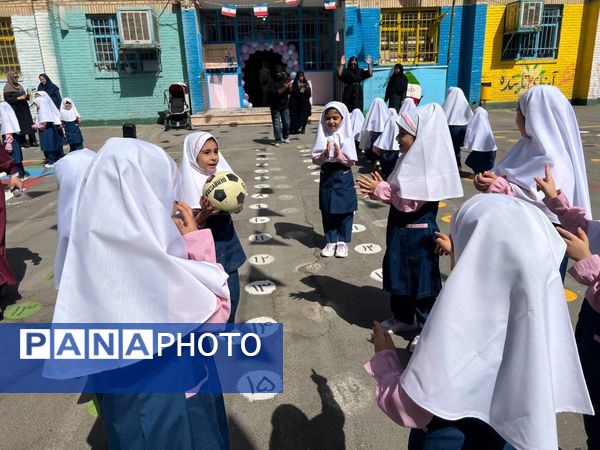 برگزاری جشن شکوفه‌ها در دبستان دخترانه المهدی ناحیه 2 کرج 