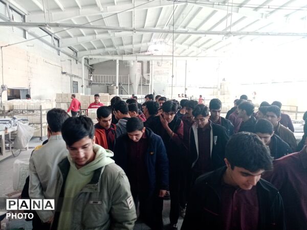 بازدید دانش آموزان دبیرستان نمونه آیت‌الله خامنه‌ای از شهرک صنعتی کاشمر