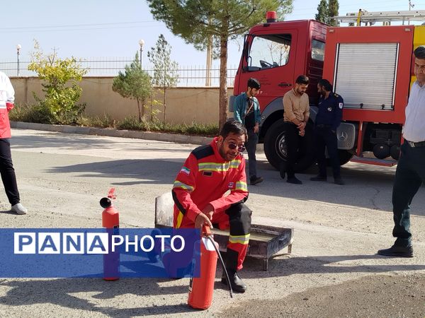 مانور آتش نشانی به مناسبت هفته پدافند غیر عامل در دانشگاه پیام نور کاشمر