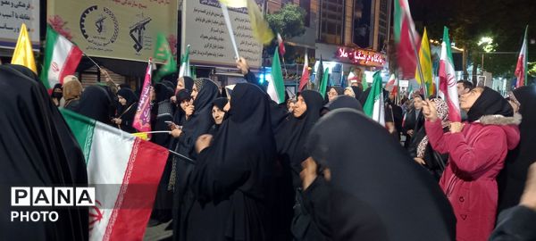 یکپارچگی مردم ملایر در شب؛حمایت از وطن،انقلاب 
