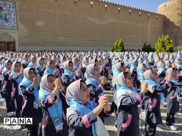 اجرای سرود همگانی دانش‌آموزان در روز شیراز