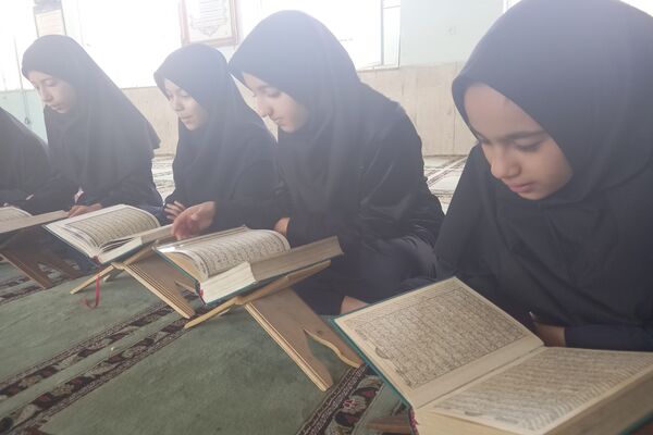 محفل انس با قرآن کریم در دبیرستان دخترانه شاهد فیض