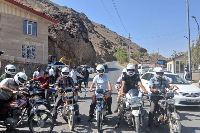 تجهیز و ایمن‌سازی راکبان موتورسیکلت در روستای کندر با حضور مسئولان راهور و آموزش و پرورش 