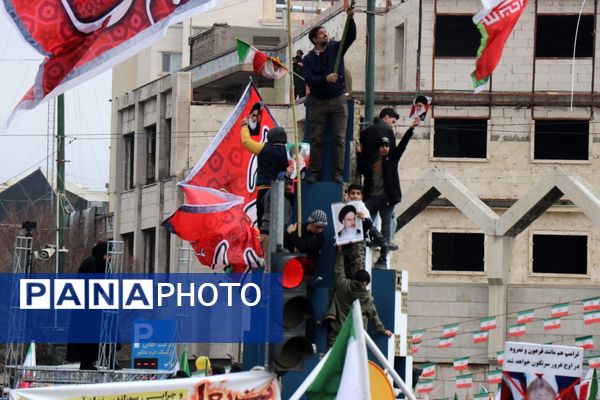طنین شعارهای انقلابی در سالروز پیروزی انقلاب اسلامی ایران