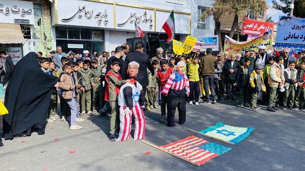 همبستگی نسل امروز با آرمان‌های انقلاب در راهپیمایی ۱۳ آبان باخرز