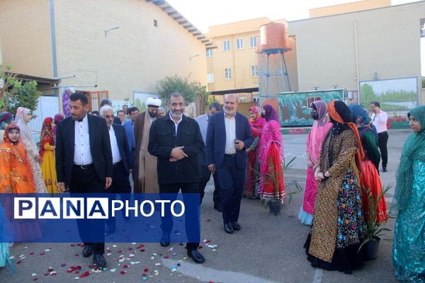 نواختن زنگ آغاز سال تحصیلی در دبیرستان شهیده سهام خیام  شاهد بوشهر