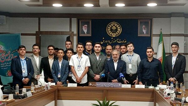 دانش‌آموزان در مسیر ساخت ایران
