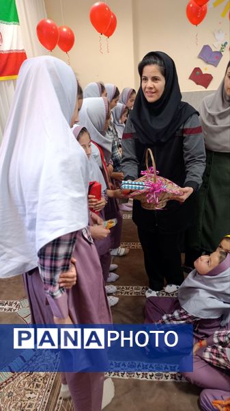 گرامیداشت ایام الله دهه  فجر در دبستان زنده یاد نوحی 