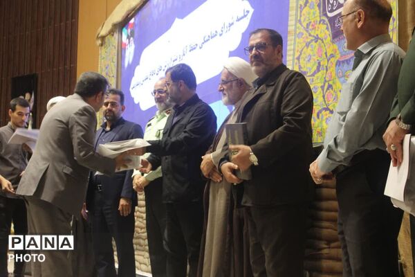 رونمایی از نخستین جلد دانشنامه دفاع مقدس استان قم