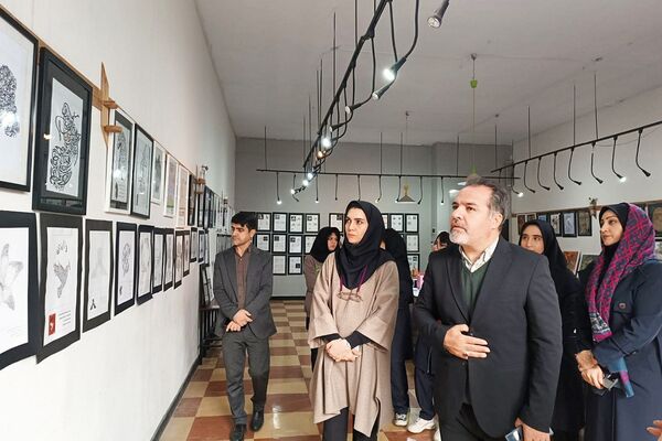 برپایی نمایشگاه آثار هنری دانش‌آموزان به مناسبت دهه فجر 