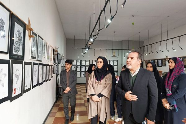 برپایی نمایشگاه آثار هنری دانش‌آموزان به مناسبت دهه فجر 