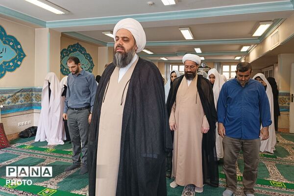اقامه نماز جماعت در دبیرستان فاطمیه