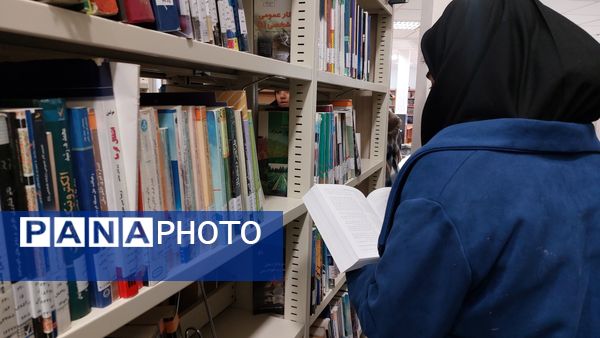 بازدید دانش‌آموزان دبیرستان فاطمه الزهرا(س) از کتابخانه شهید بهشتی 