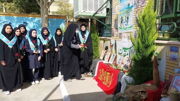 آیین گرامیداشت هفته دفاع مقدس در دبیرستان حضرت زهرا ناحیه ۶