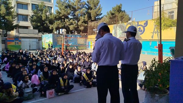 گرامیداشت هفته نیروی انتظامی در دبیرستان دخترانه پیرایش یک