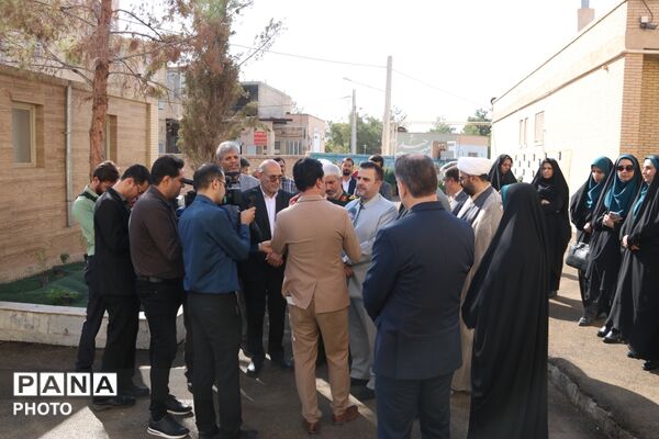جشن شکوفه‌ها در دبستان ۲۲ بهمن یزد