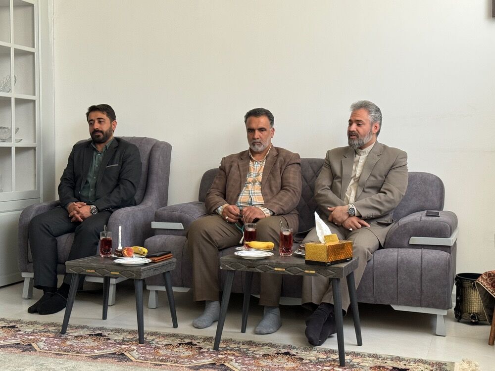 هر مدرسه یک یادواره شهید برگزار کند