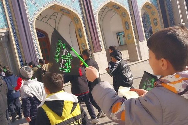 حضور دانش‌آموزان دبستان قلنبر ناحیه 2 شهرری در مراسم نوگلان فاطمی 