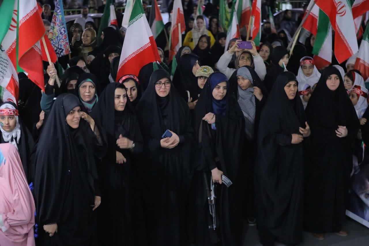 شکوه حضور دختران ساوجبلاغ در جشن دهه کرامت 