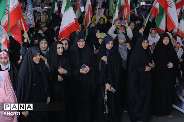 شکوه حضور دختران ساوجبلاغ در جشن دهه کرامت 