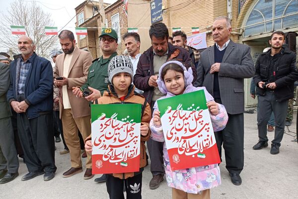 دانش‌آموزان دالاهو در راهپیمایی ۲۲ بهمن غوغا کردند