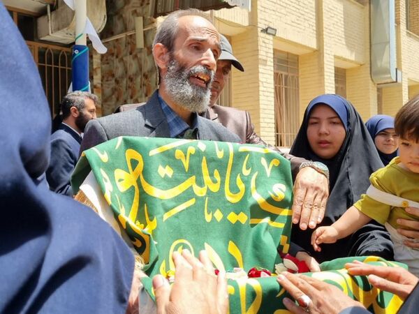 پرچم گردانی حرم مطهر امام رضا (ع) در دبیرستان دخترانه خدیجه کبری (س) ناحیه۴ اصفهان