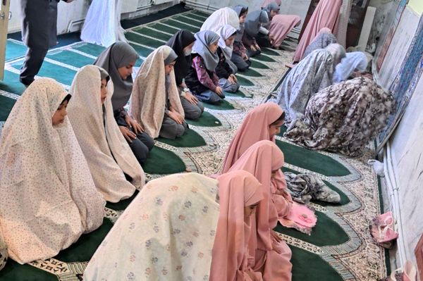 شرکت دانش‌آموزان مدرسه حضرت زینب(س) در نماز جماعت