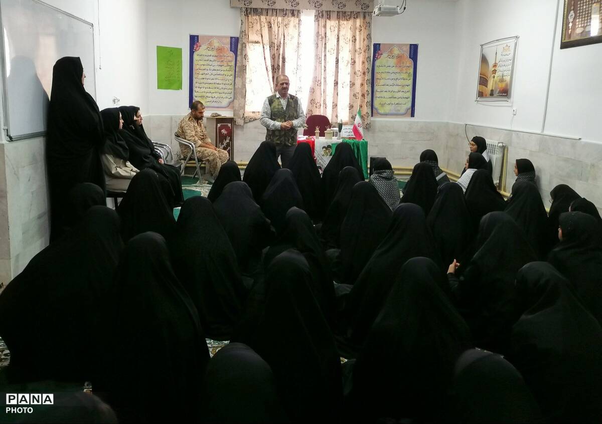 روایتگری جانباز جنگ تحمیلی در دبیرستان حاج مهدی روحانی ارغا شهرستان خلیل آباد