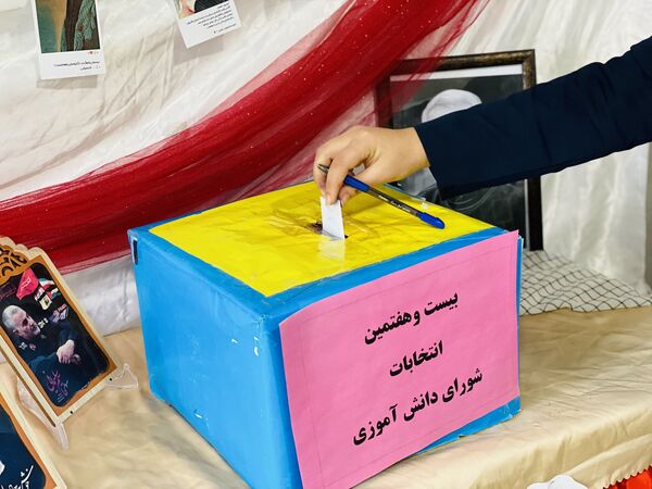 برگزاری انتخابات شورای دانش‌آموزی دبیرستان نمونه دولتی آمنه(س) شهرستان مه ولات