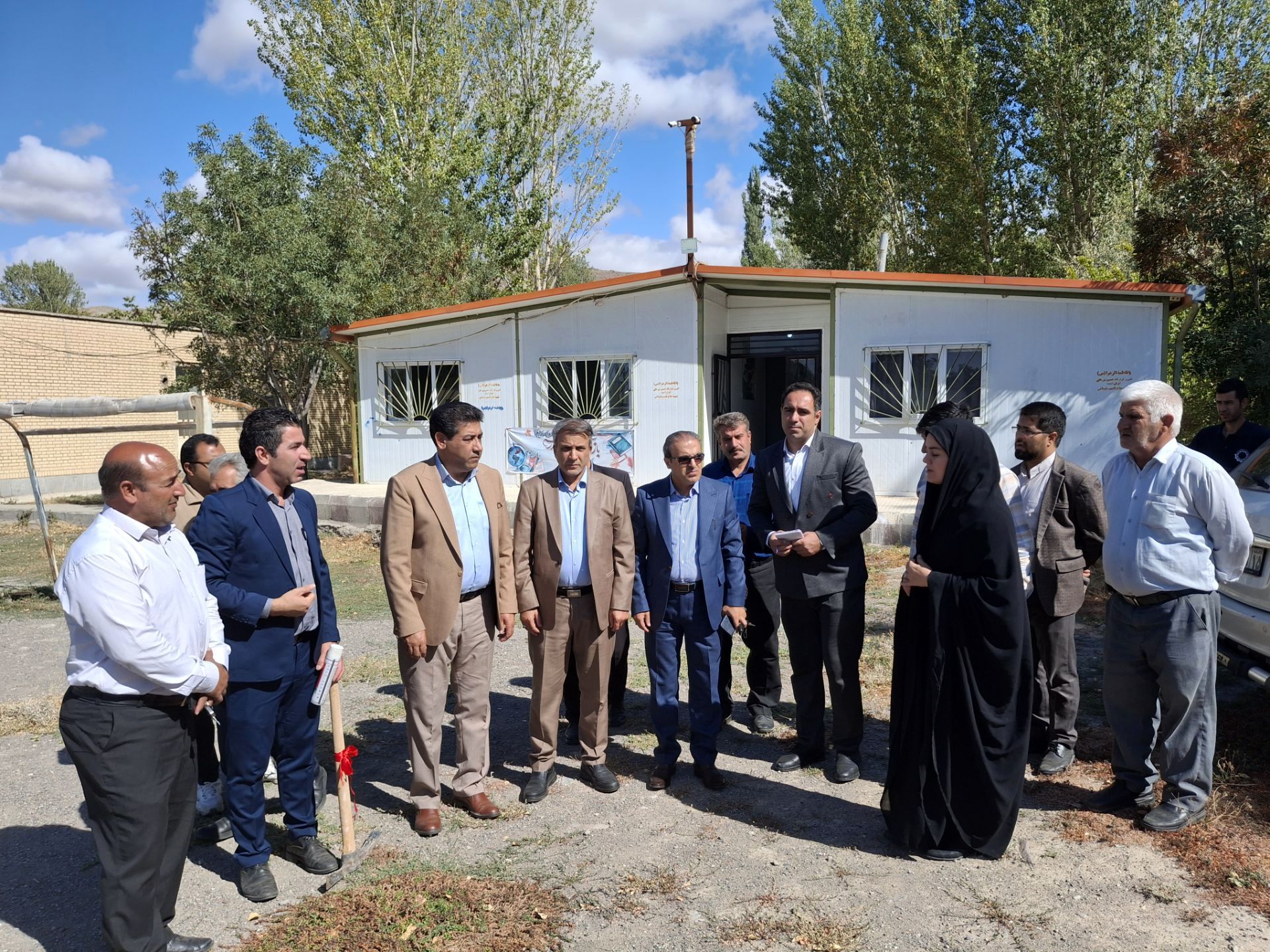 کلنگ‌زنی زمین چمن مصنوعی در مدرسه شهید یاغچیان روستای سار