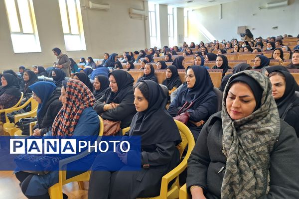 صعود به قله‌های تکنولوژی و فناوری با ارتقا سواد دیجیتال معلمان 