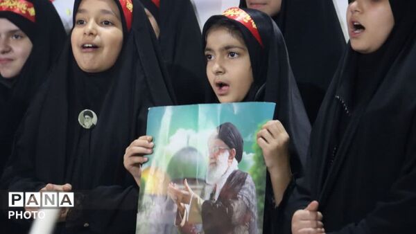 کودکان و نوجوانان ایران، پای کار انقلابند