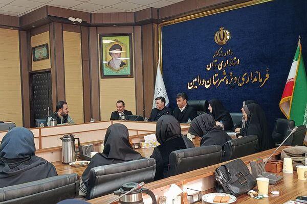 نشست آموزشی راه‌های پیشگیری از آسیب‌های اجتماعی در سالن اجتماعات فرمانداری شهرستان ورامین