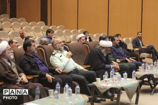 رونمایی از نخستین جلد دانشنامه دفاع مقدس استان قم