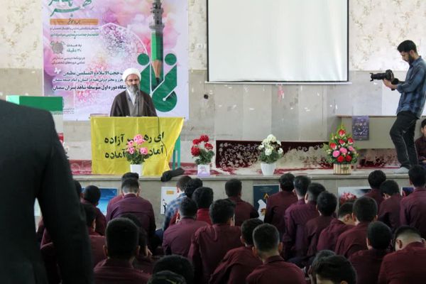 اقامه نماز جماعت در آموزشگاه متوسطه اول شاهد سمنان