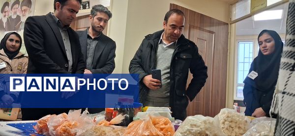 بازدید معاون توسعه و پشتیبانی آموزش و پرورش خلیل آباد از بازارچه کار آفرینی جوانه های انقلاب