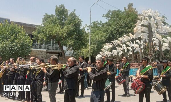 شور حسینی در خیابان های شهر؛عاشورا در قاب زنجیر زنان