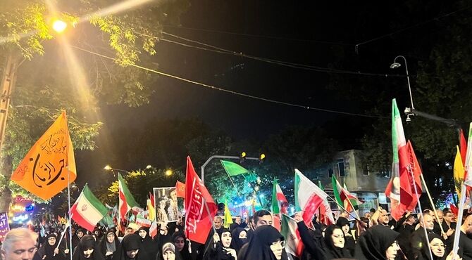 حضور پرشور مردم ولایت‌مدار «اکبرآباد و حسین‌آباد» در راهپیمایی شبانه