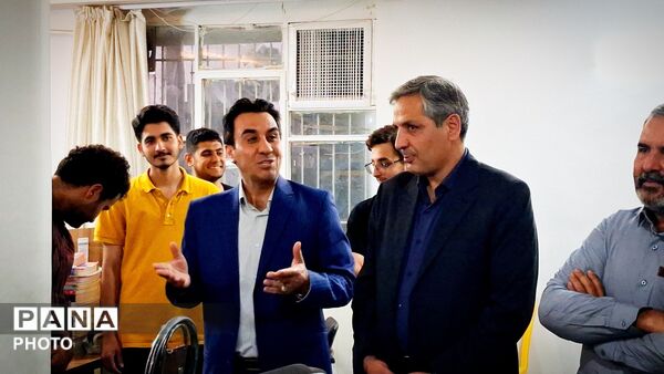 مراسم افتتاح پنل خورشیدی دبیرستان نمونه آیت‌الله خامنه‌ای