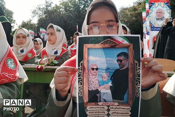 مراسم یادبود آموزگار دبستان نیلوفر رفیعی ناحیه دو شهرری با حضور پیشتازان سازمان دانش‌آموزی 