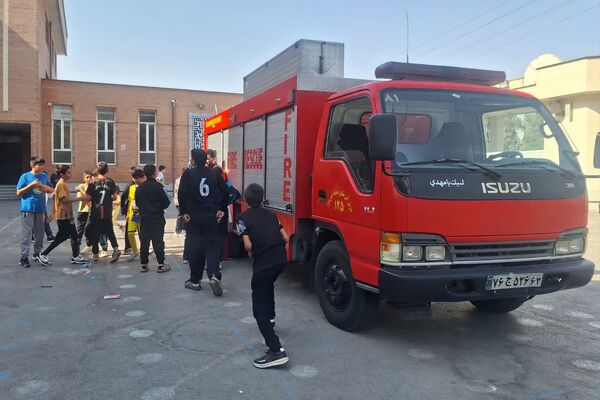آموزش توسط آتش‌نشانان در دبستان معارف ۶