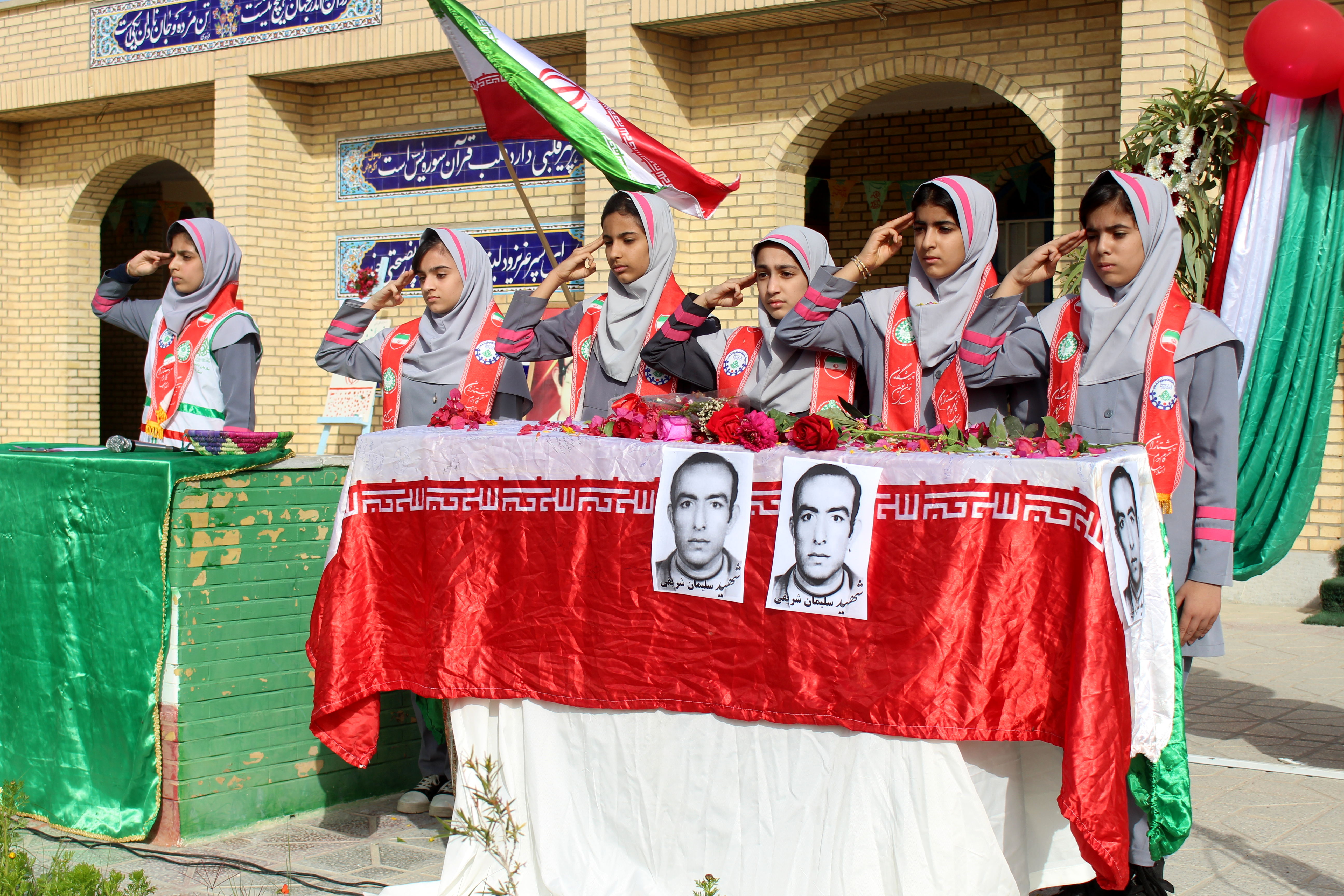 مدارس آب‌پخش به استقبال دهه فجر رفتند